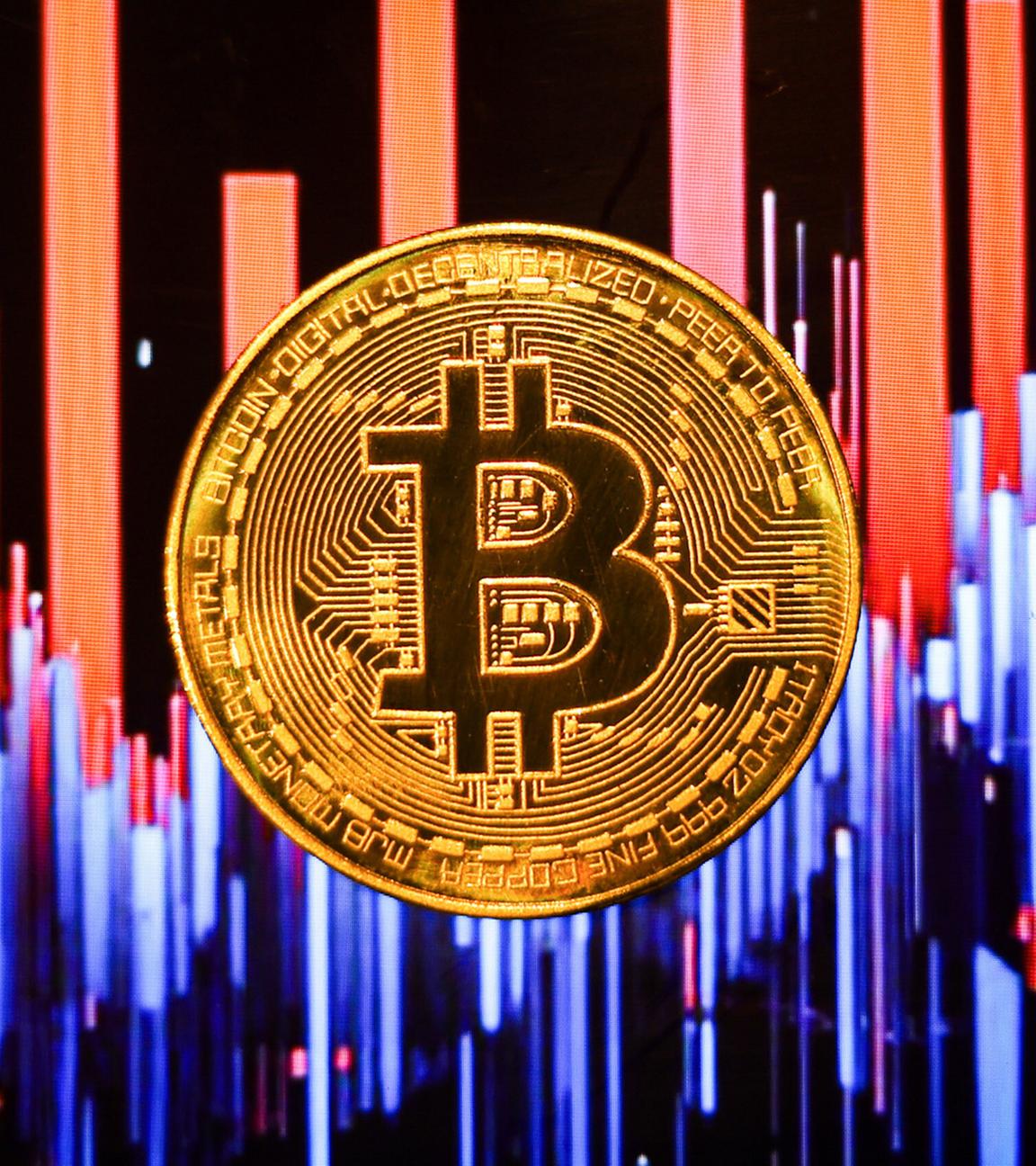 Bitcoin Münze mit angedeuteten Börsenkursbalken im Hintergrund. (Symbolbild)
