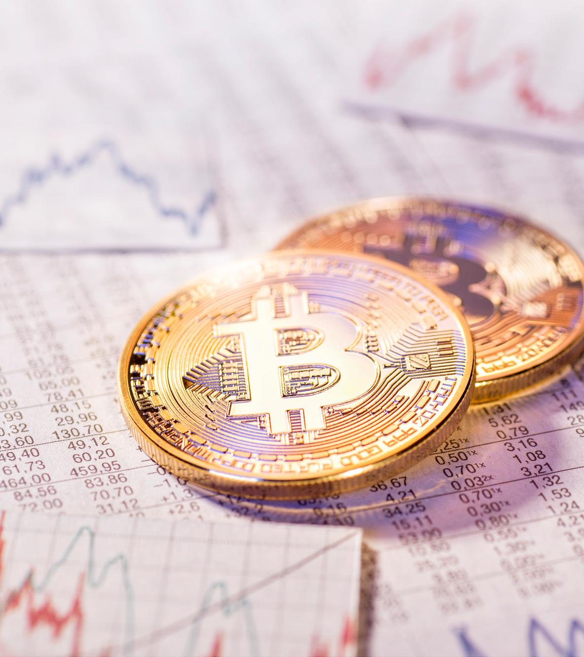 Bitcoins mit Aktienkursen im Hintergrund