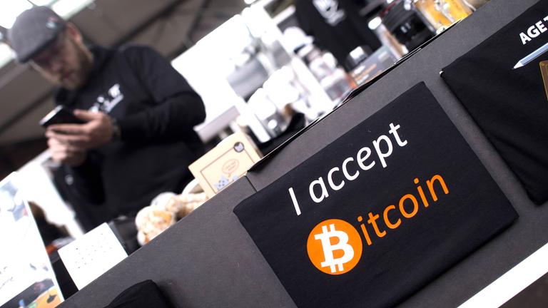 Schild mit Aufschrift "I accept Bitcoin"