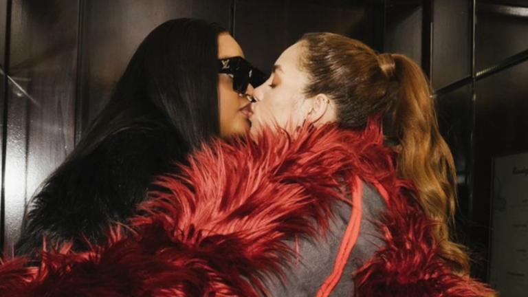 Brenda Biya, Tochter von Kameruns Präsident Paul Biya, küsst eine Frau