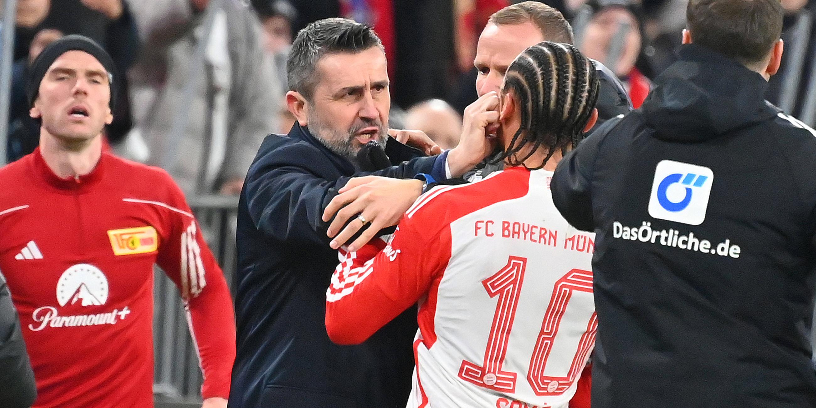 Handgreiflichkeit zwischen Leroy Sane (Bayern Muenchen) und Nenad Bjelica (Trainer Union Berlin), der dafür die Rote Karte sieht,