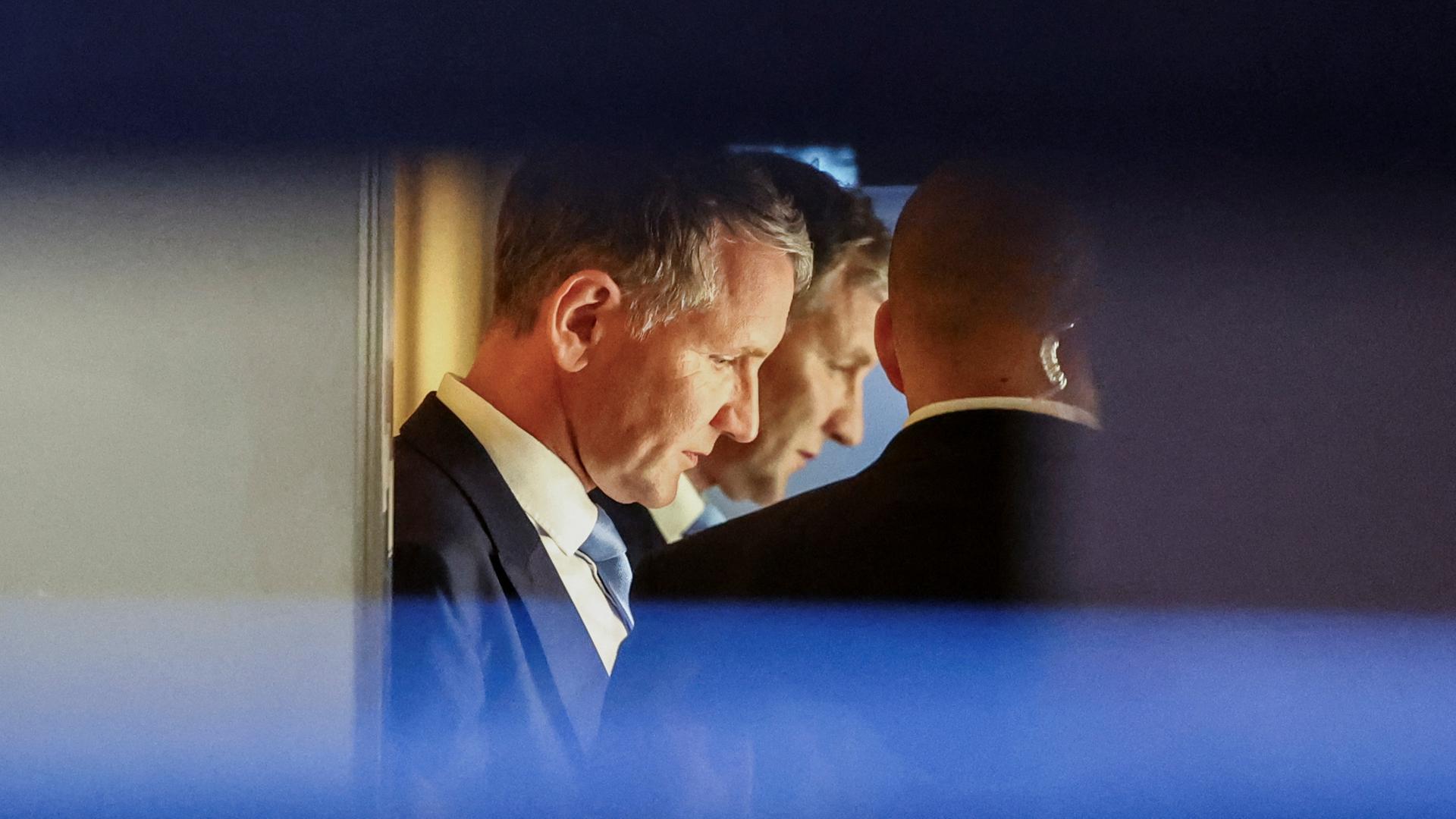 Björn Höcke steht während einer Pause seines Prozesses im Landgericht Halle in einem Aufzug am 18.04.2024.