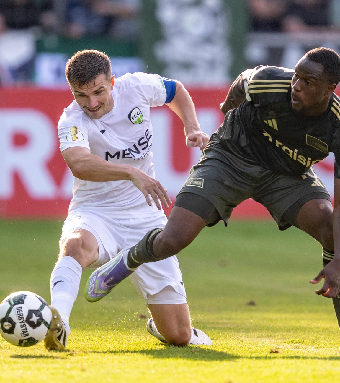 Björn Rother (l, FC Gütersloh) und Ilyas Ansah (1. FC Union Berlin) kämpfen um den Ball.