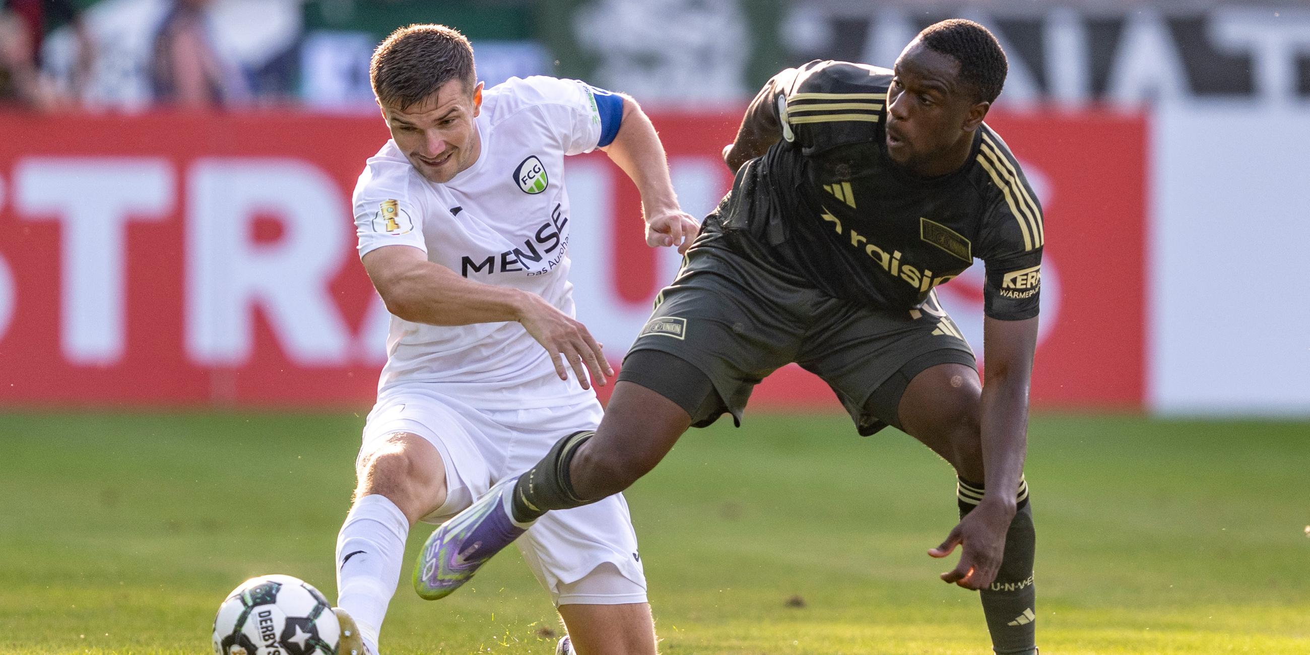 Björn Rother (l, FC Gütersloh) und Ilyas Ansah (1. FC Union Berlin) kämpfen um den Ball.