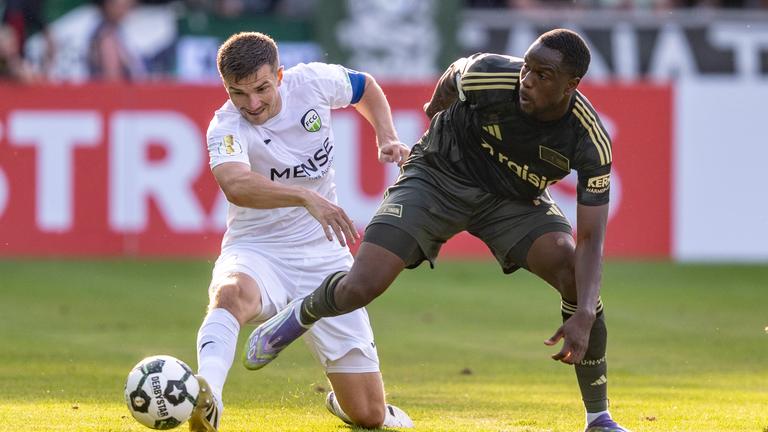 Björn Rother (l, FC Gütersloh) und Ilyas Ansah (1. FC Union Berlin) kämpfen um den Ball.