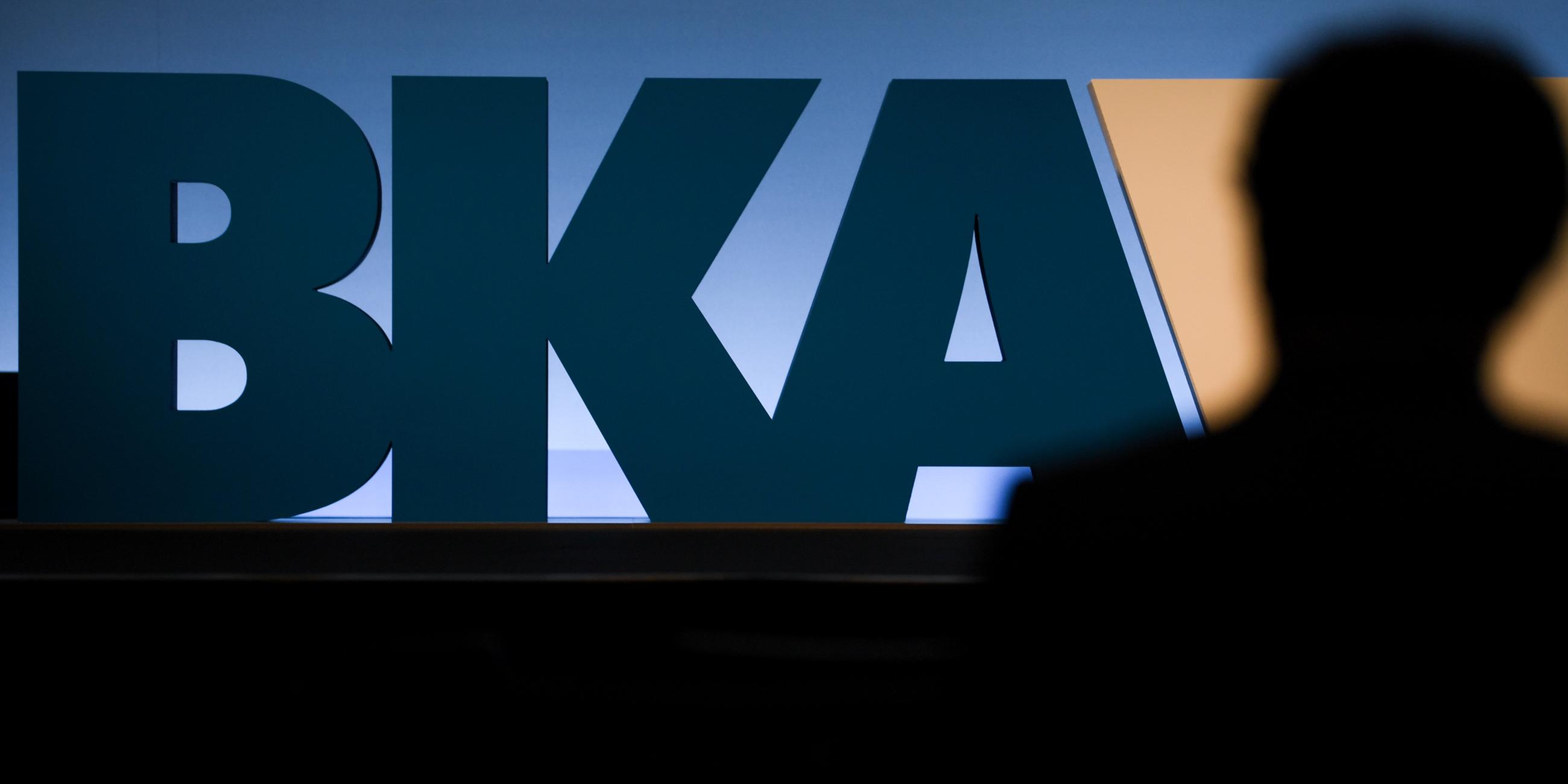 Ein Teilnehmer der BKA-Herbsttagung steht im Veranstaltungssaal der RheinMain CongressCenter (RMCC) vor dem BKA-Logo am 21.11.2018 in Wiesbaden