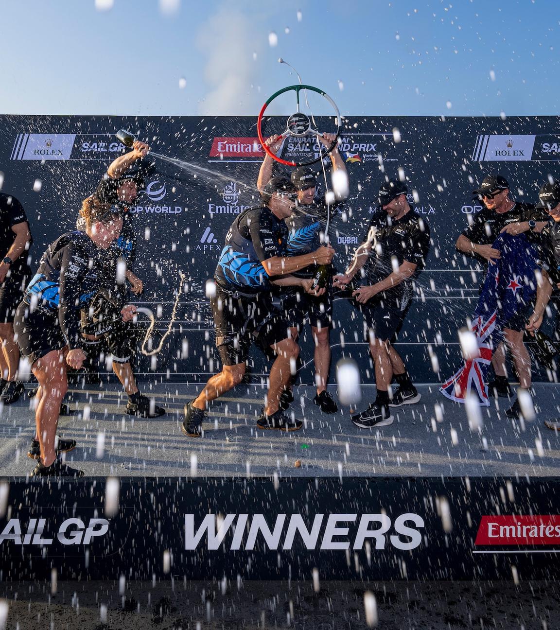 Neuseelands „Black Foils“ mit Fahrer Peter Burling haben den ersten SailGP-Gipfel der Saison vor Dubai gewonnen. 