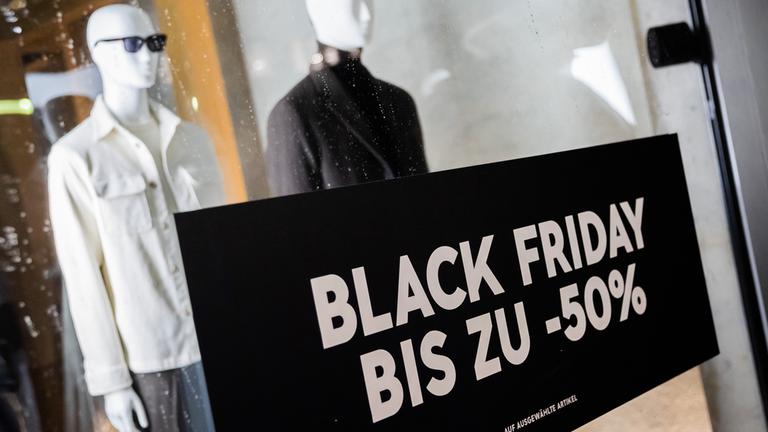 Ein Plakat zu Black Friday ist im Schaufenster eines Bekleidungsgeschäftes am Kurfürstendamm zu sehen. 
