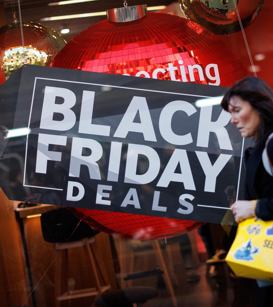 Menschen spazieren die Oxford Street entlang, während sie inmitten festlicher Dekorationen in London, Großbritannien, am 28. November 2025 ihre Black Friday- und Weihnachtseinkäufe erledigen.