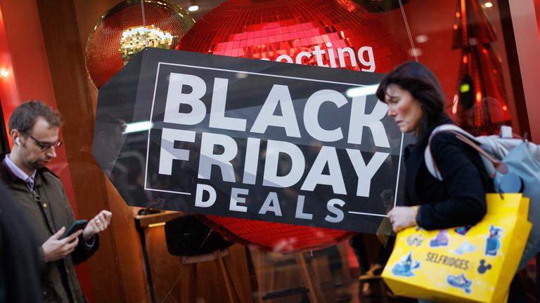 Menschen spazieren die Oxford Street entlang, während sie inmitten festlicher Dekorationen in London, Großbritannien, am 28. November 2025 ihre Black Friday- und Weihnachtseinkäufe erledigen.