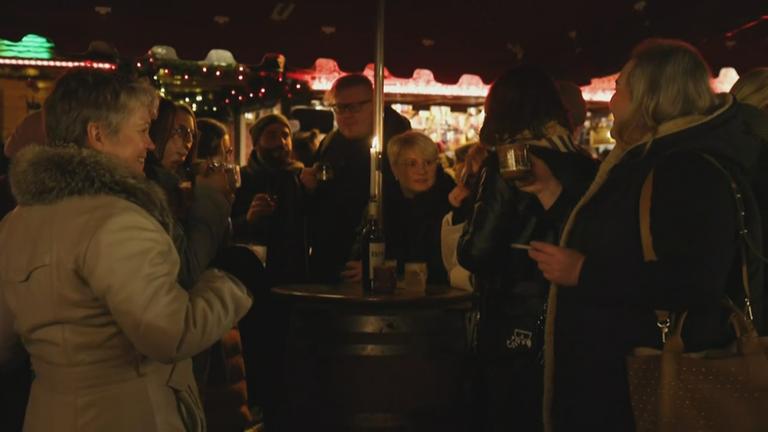 Menschen auf dem Weihnachtsmarkt