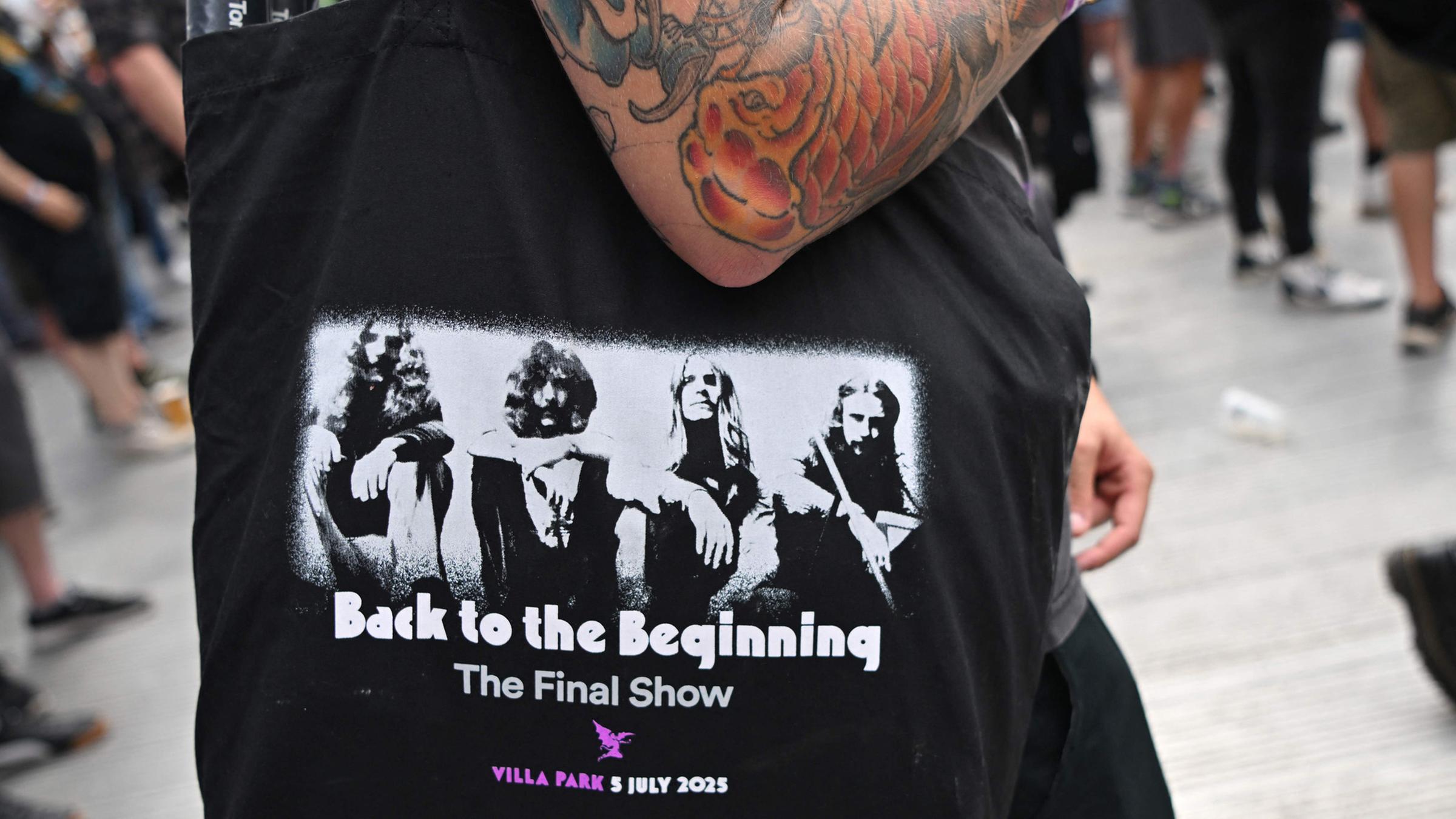 Ein Besucher des letzten Black Sabbath Konzerts am 05.07.2025 trägt einen Beutel mit der "Aufschrift Black Sabbath The Final Show".