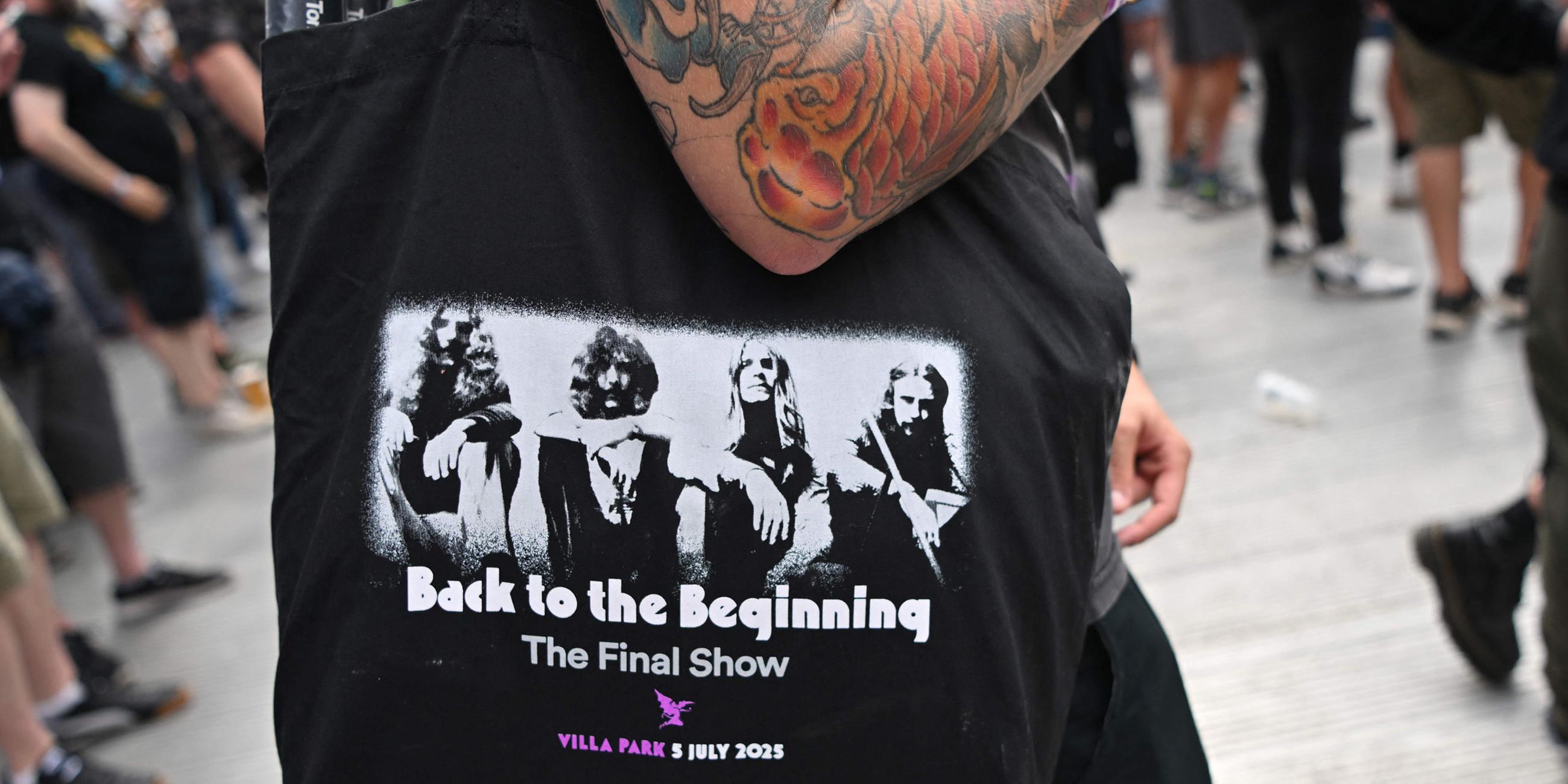 Ein Besucher des letzten Black Sabbath Konzerts am 05.07.2025 trägt einen Beutel mit der "Aufschrift Black Sabbath The Final Show".