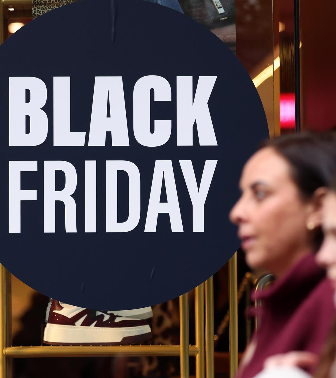 Menschen auf der Oxford Street während des Black Friday-Ausverkaufs in London, Großbritannien, 28. November 2025.