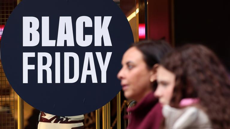 Menschen auf der Oxford Street während des Black Friday-Ausverkaufs in London, Großbritannien, 28. November 2025.