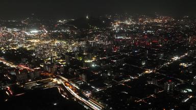 Diese Luftaufnahme zeigt die teilweise beleuchtete Stadt während eines Stromausfalls in Santiago (Chile) am 26.02.2025
