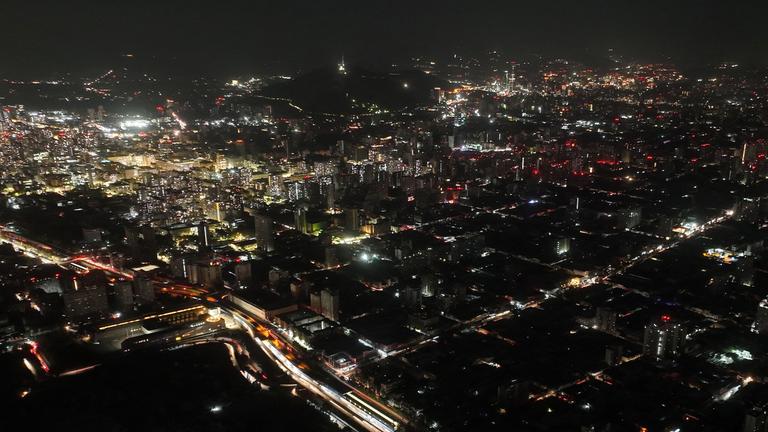 Diese Luftaufnahme zeigt die teilweise beleuchtete Stadt während eines Stromausfalls in Santiago (Chile) am 26.02.2025