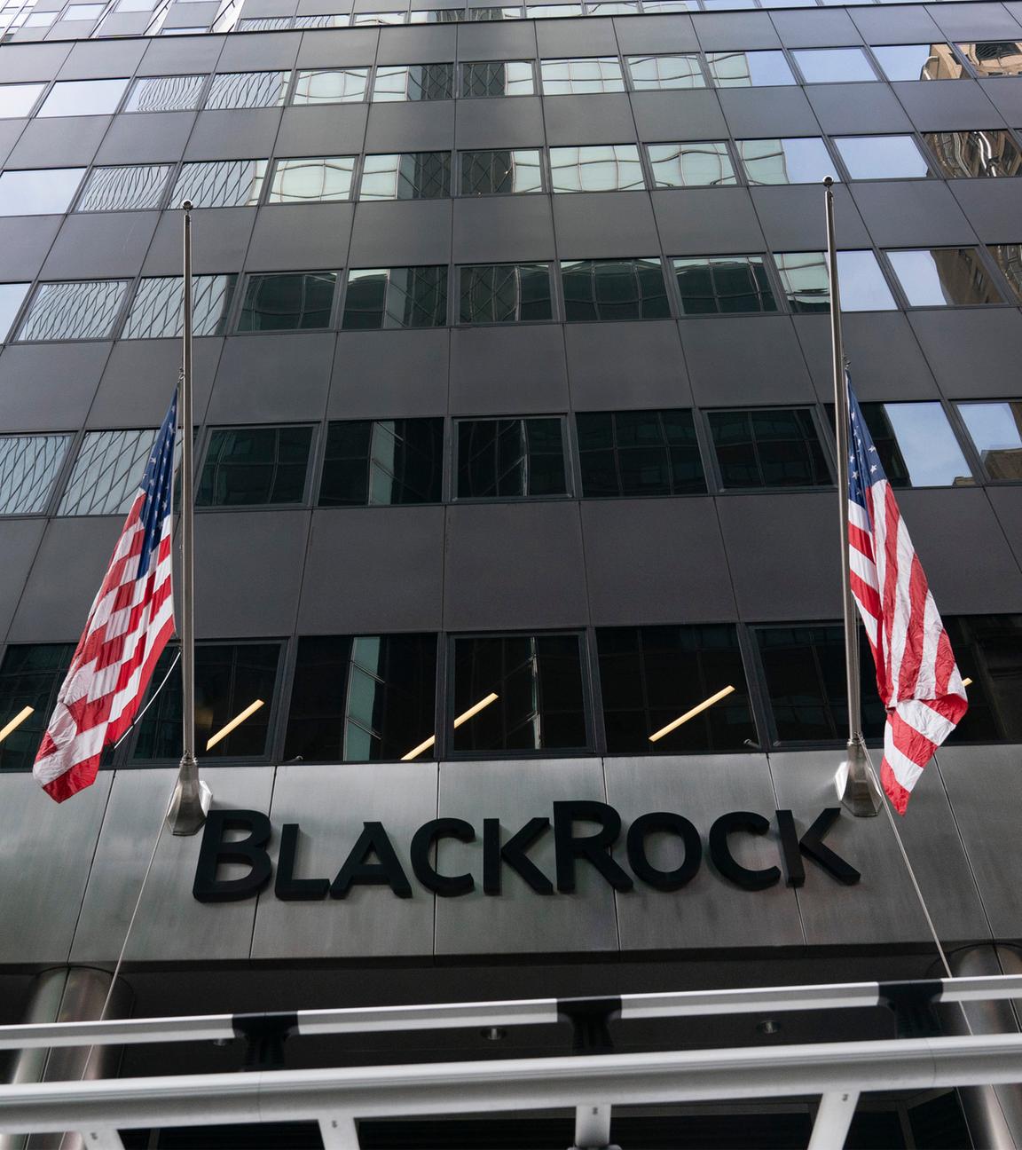 Flaggen wehen am Mittwoch, 13. Januar 2021, vor der BlackRock-Zentrale in New York.