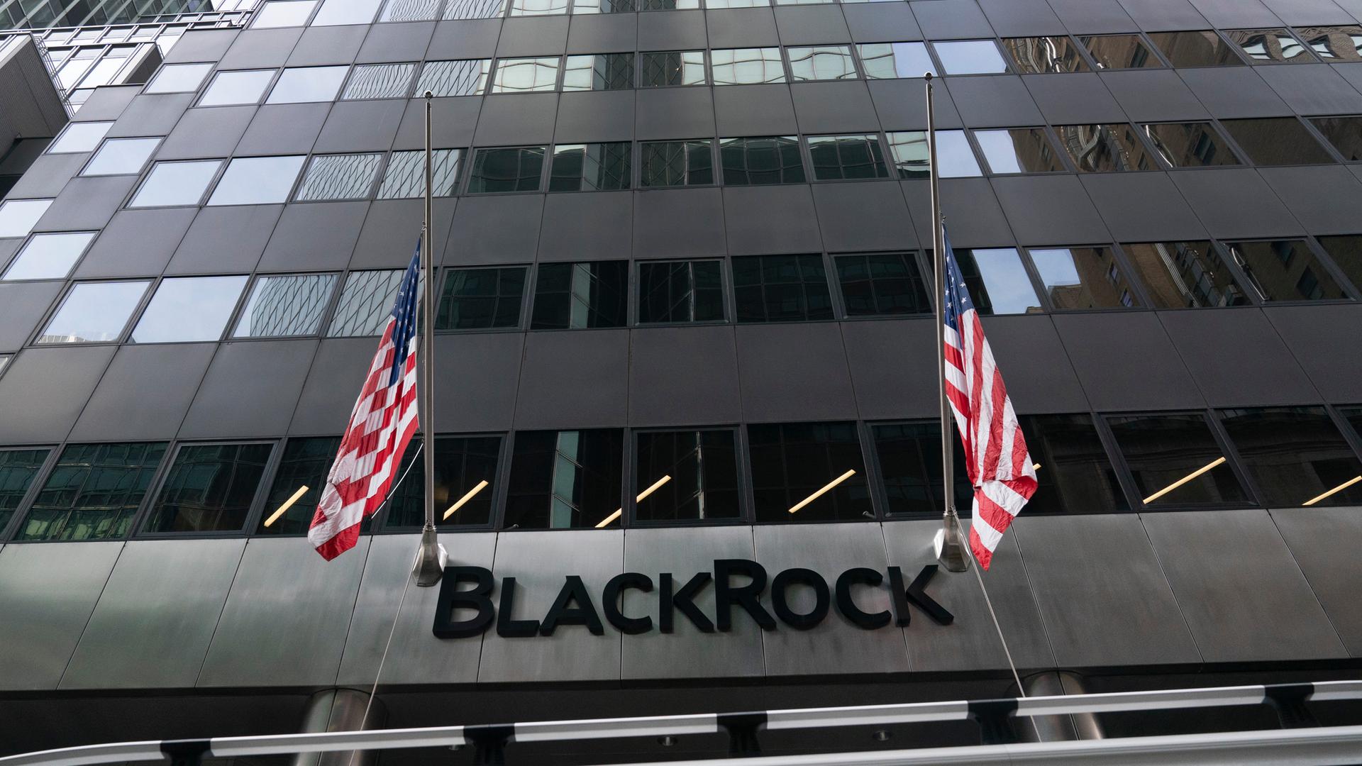 Flaggen wehen am Mittwoch, 13. Januar 2021, vor der BlackRock-Zentrale in New York.