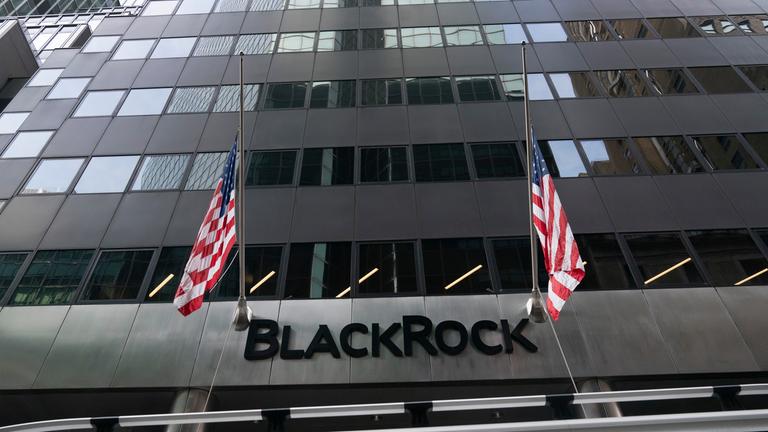 Flaggen wehen am Mittwoch, 13. Januar 2021, vor der BlackRock-Zentrale in New York.