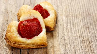 Blätterteigherzen mit Obstfüllung