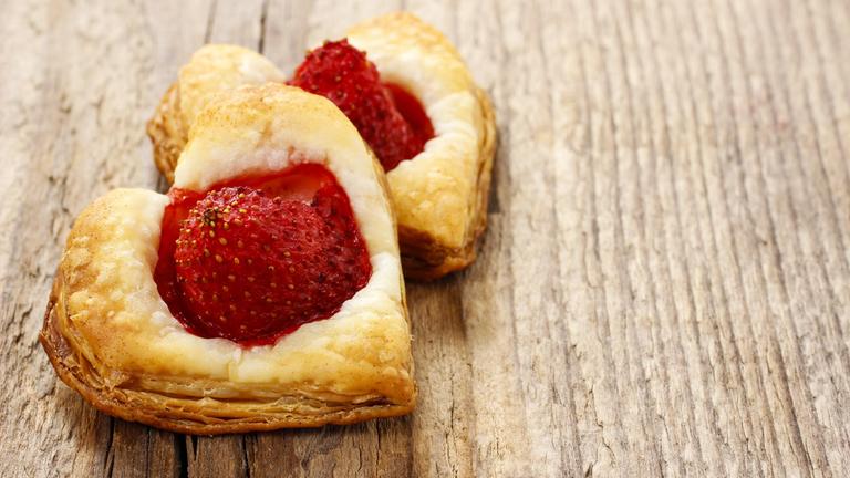 Blätterteigherzen mit Obstfüllung