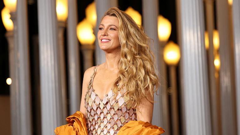 Im orangefarbenen Glitzerminikleid und mit farblich passender Robe hat sich "Gossip Girl"-Star Blake Lively auf dem roten Teppich der LACMA-Gala in Los Angeles präsentiert. (04.11.2024)