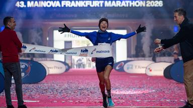 Blanka Dörfel, deutsche Läuferin, jubelt beim Zieleinlauf.