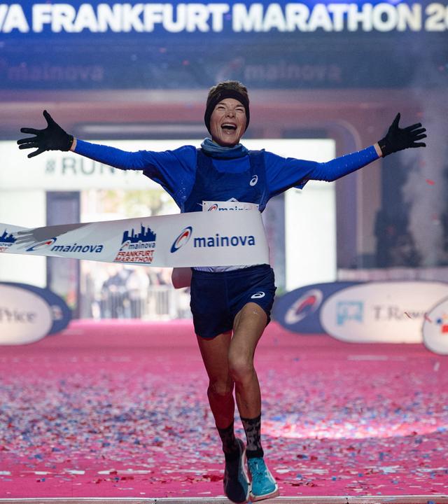 Blanka Dörfel, deutsche Läuferin, jubelt beim Zieleinlauf.