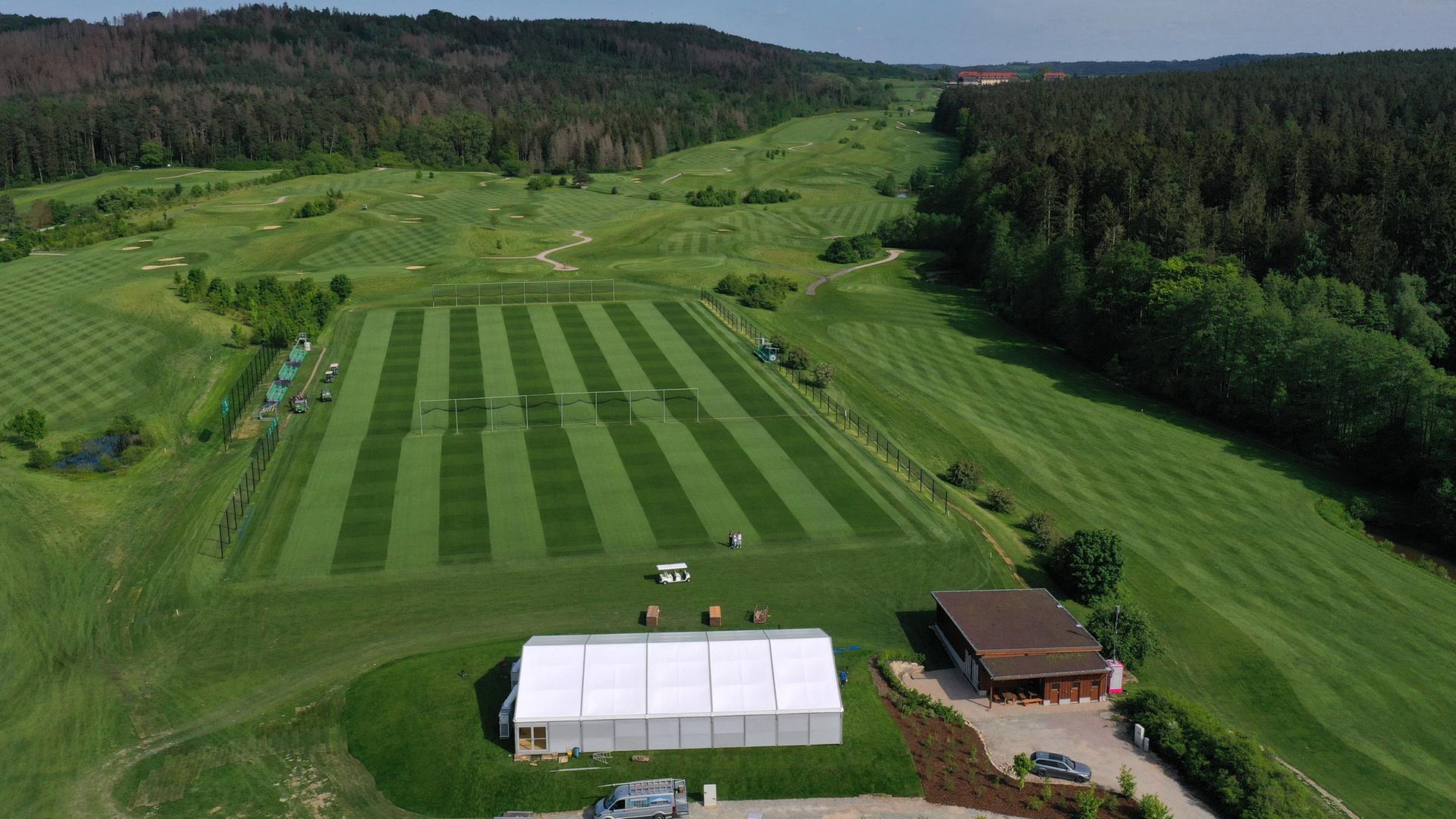 Ein Fußballplatz ist auf dem 45-Loch-Golfplatz des Spa & Golf Resort Weimarer Land vorbereitet. Hier machen vor und während der Fußball-Europameisterschaft zwei Top-Teams Station.