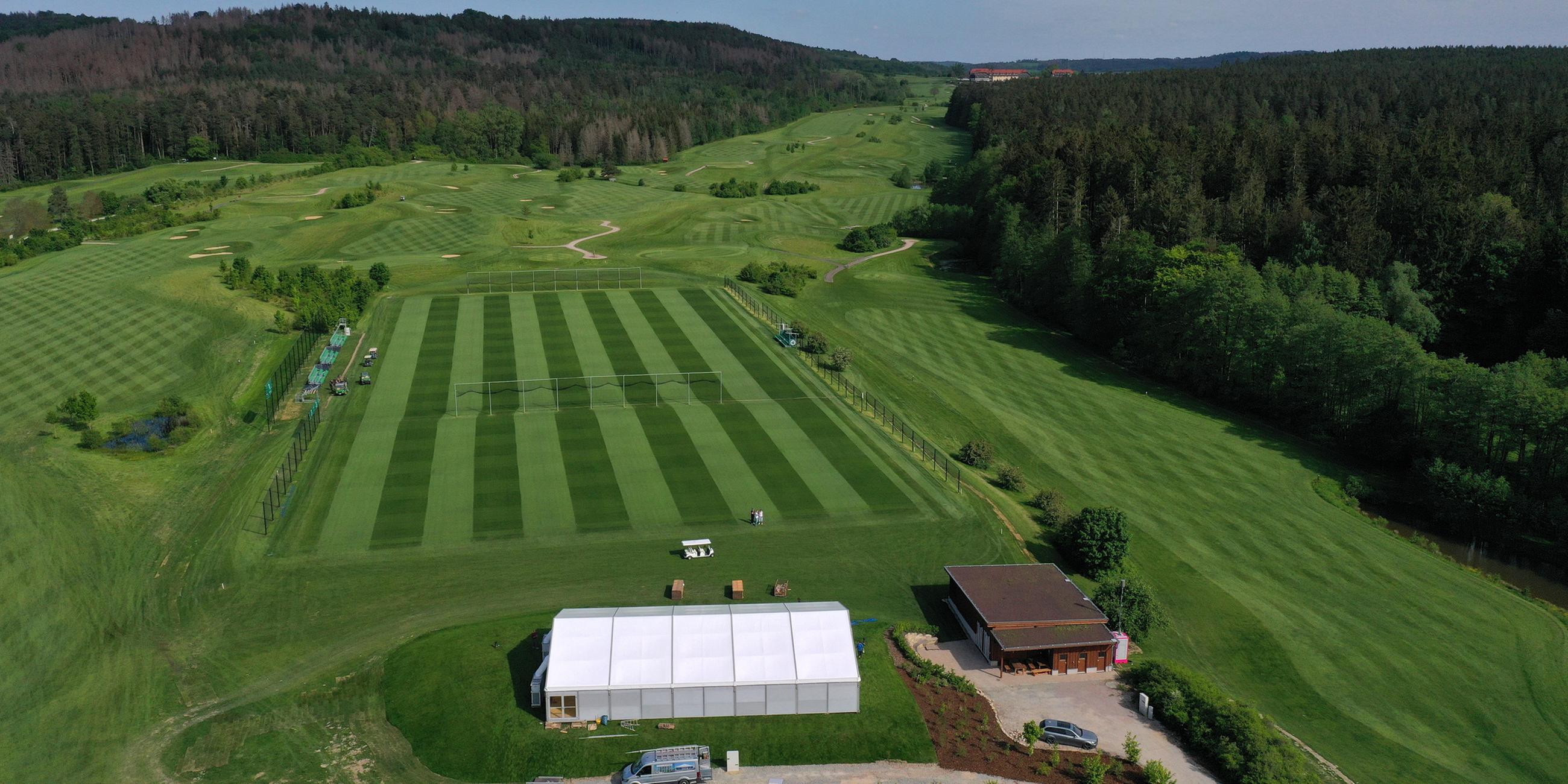 Ein Fußballplatz ist auf dem 45-Loch-Golfplatz des Spa & Golf Resort Weimarer Land vorbereitet. Hier machen vor und während der Fußball-Europameisterschaft zwei Top-Teams Station.