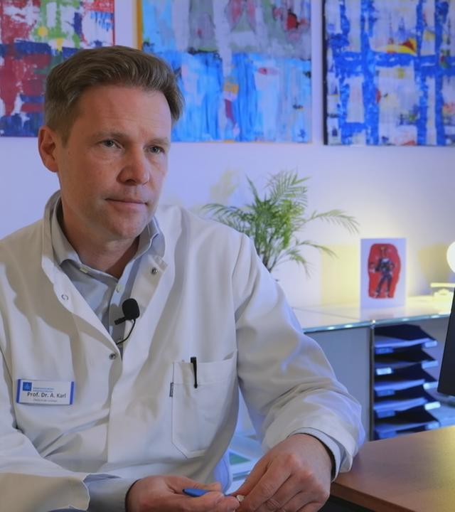 Arzt sitzt am PC. Auf dem Bildschirm ist ein Querschnitt der Blase zu sehen.