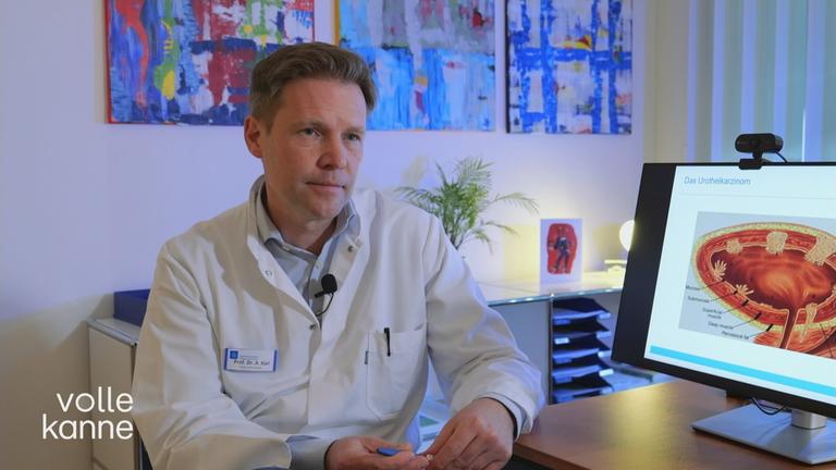 Arzt sitzt am PC. Auf dem Bildschirm ist ein Querschnitt der Blase zu sehen.