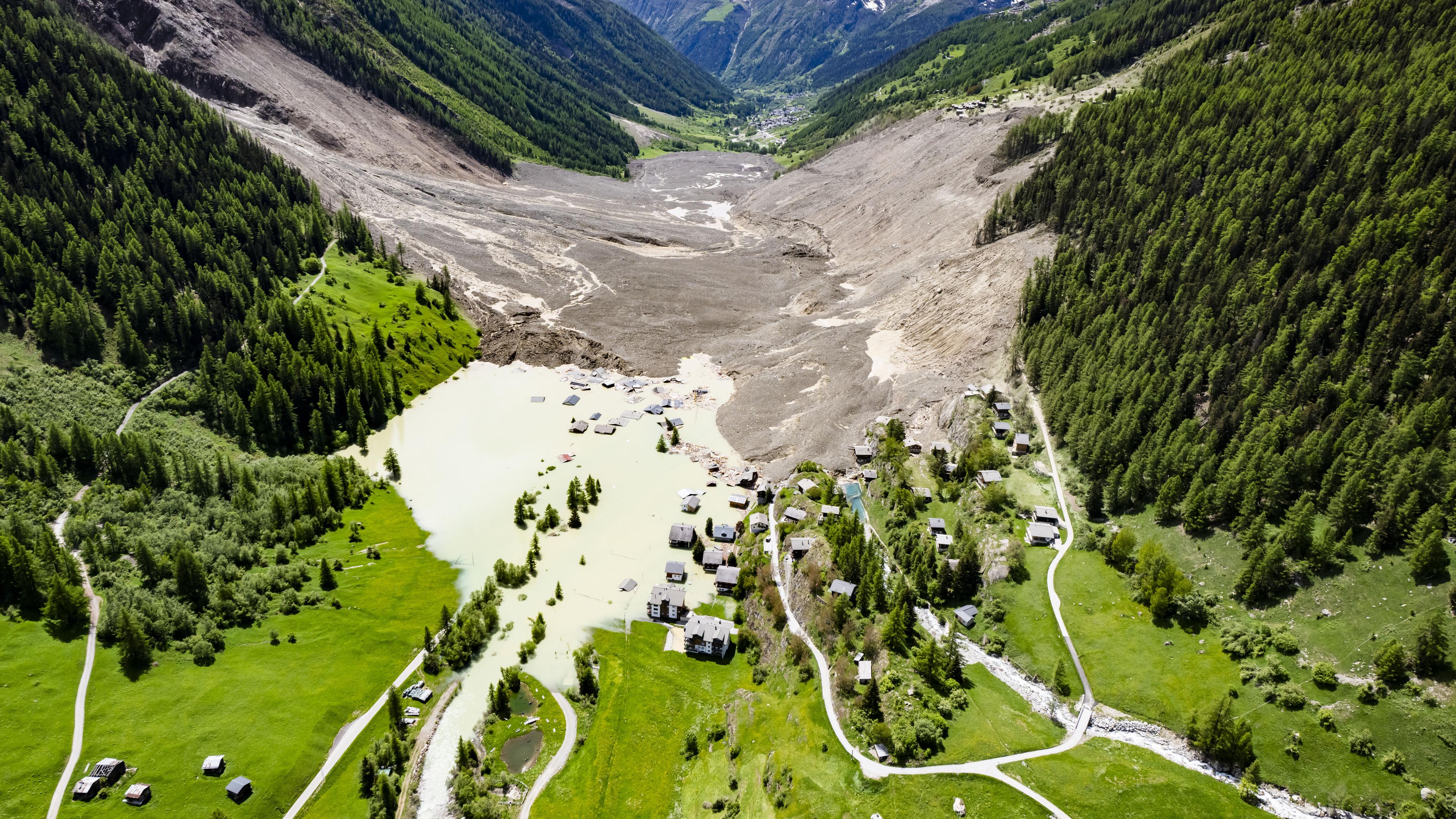 Eine Luftaufnahme, die einen Tag nach der massiven Lawine, die durch den Abbruch des Birchgletschers ausgelöst wurde, aufgenommen wurde, zeigt die Zerstörung, nachdem sie auf den Talboden niederging und das Dorf Blatten zerstörte. 