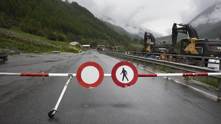 Die gesperrte Straße in Richtung Blatten im Kanton Wallis in der Ortschaft Wiler.