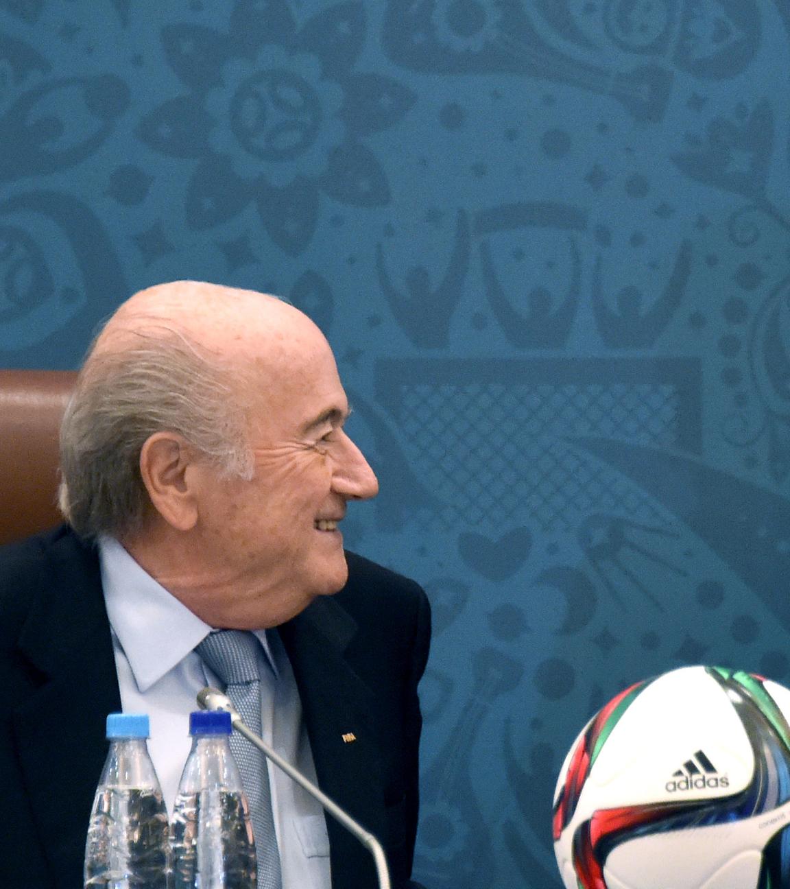FIFA-Präsident Joseph Blatter (l) sitzt neben UEFA-Präsident Michel Platini