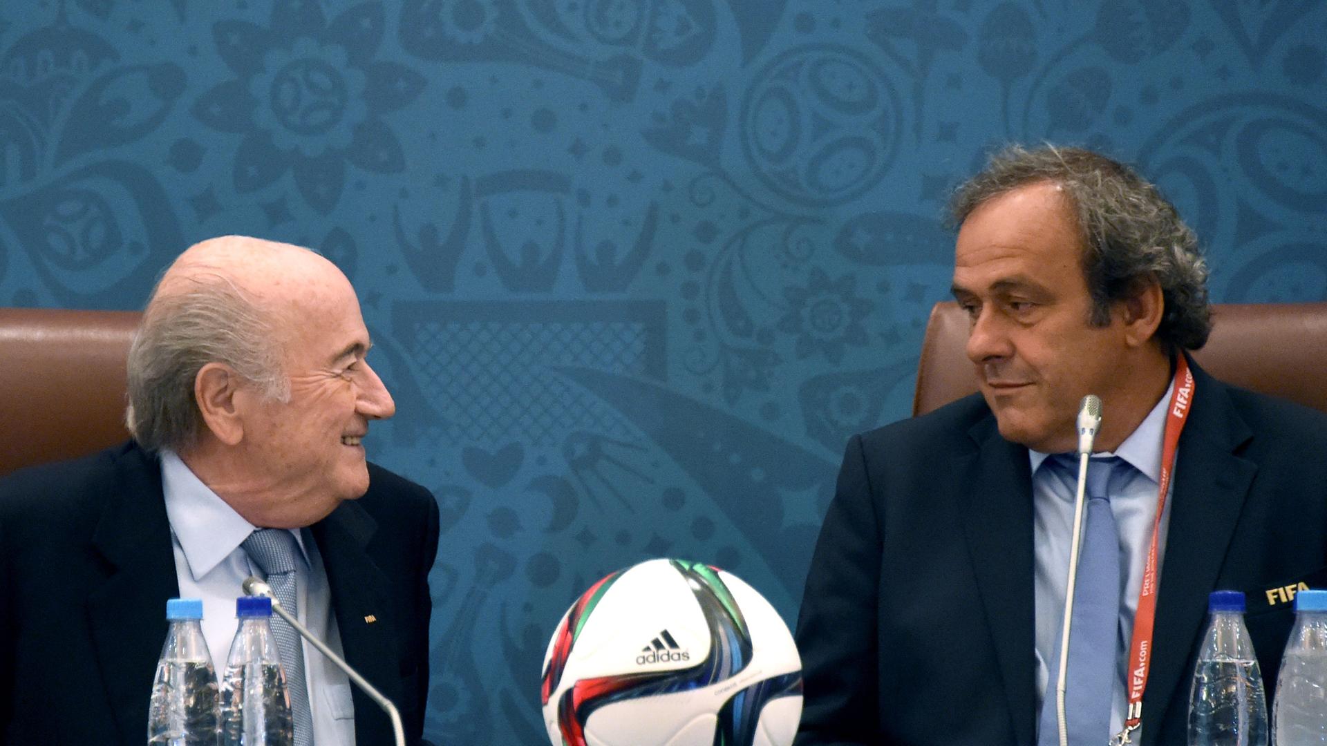 FIFA-Präsident Joseph Blatter (l) sitzt neben UEFA-Präsident Michel Platini