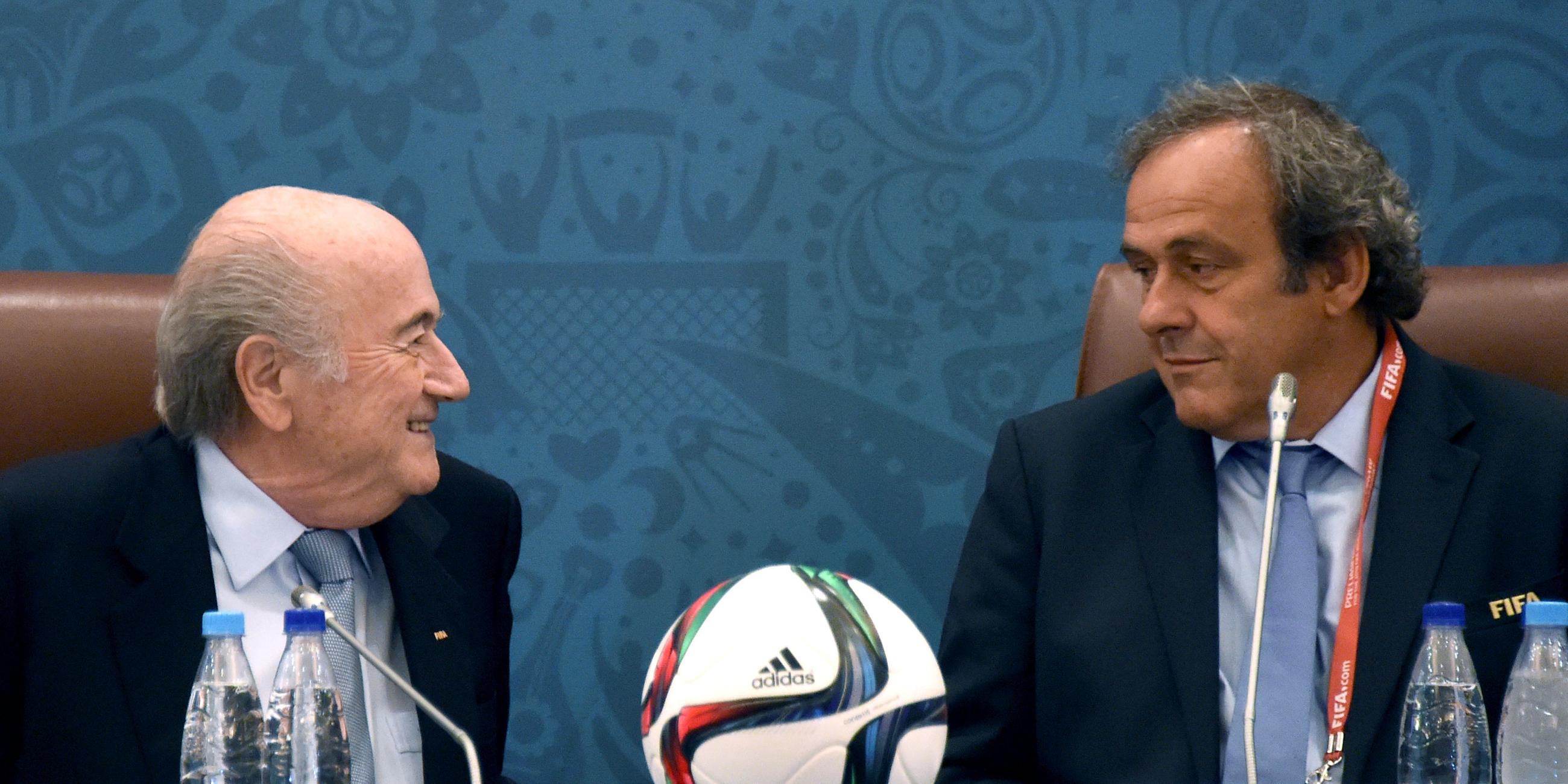 FIFA-Präsident Joseph Blatter (l) sitzt neben UEFA-Präsident Michel Platini