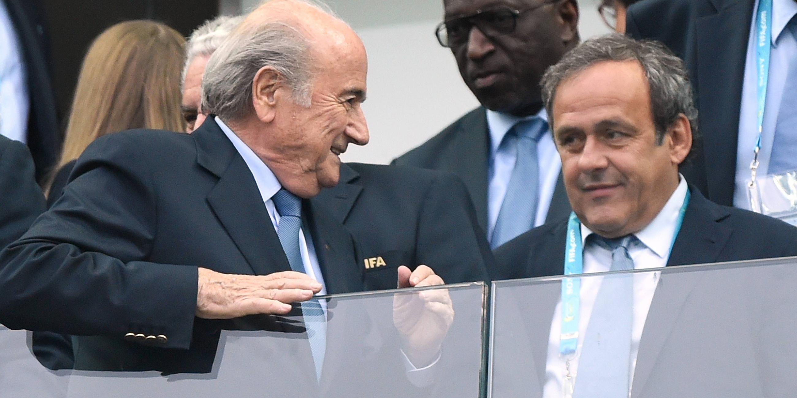 FIFA-Präsident Joseph Sepp Blatter (SUI) mit Uefa-Präsident Michel Platini (FRA) 2014 auf der Ehrentribüne. (Archivbild)