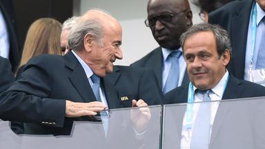 FIFA-Präsident Joseph Sepp Blatter (SUI) mit Uefa-Präsident Michel Platini (FRA) 2014 auf der Ehrentribüne. (Archivbild)