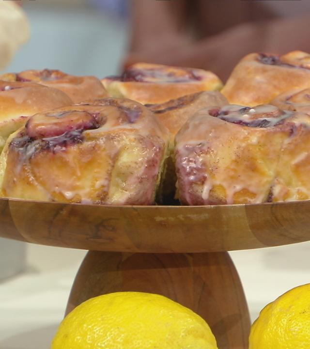 Blaubeer-Zimtschnecken auf einem Teller im Volle-Kanne-Studio.