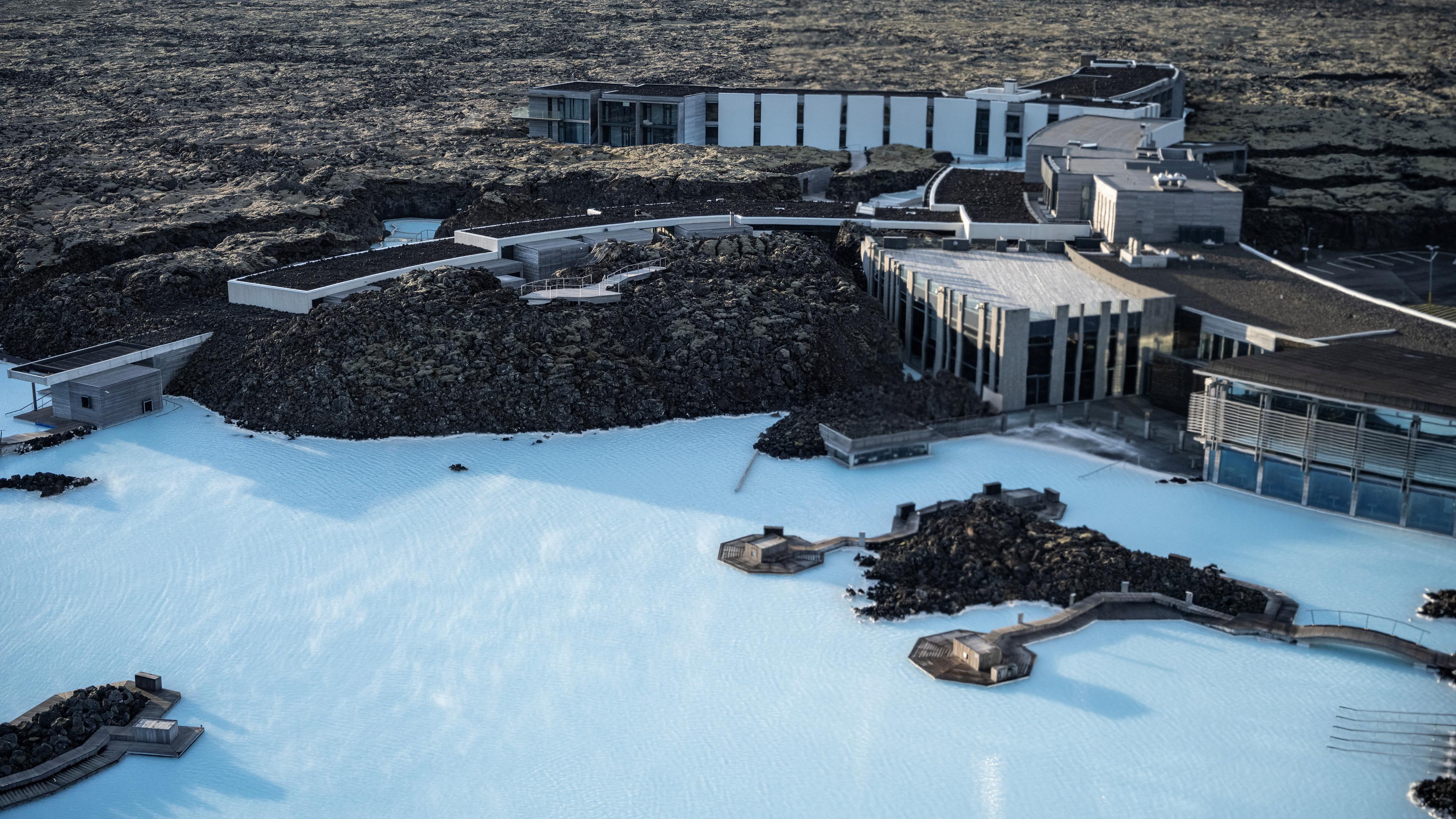 Luftaufnahme der blauen Lagune mit mehreren Wasserbecken und Gebäuden