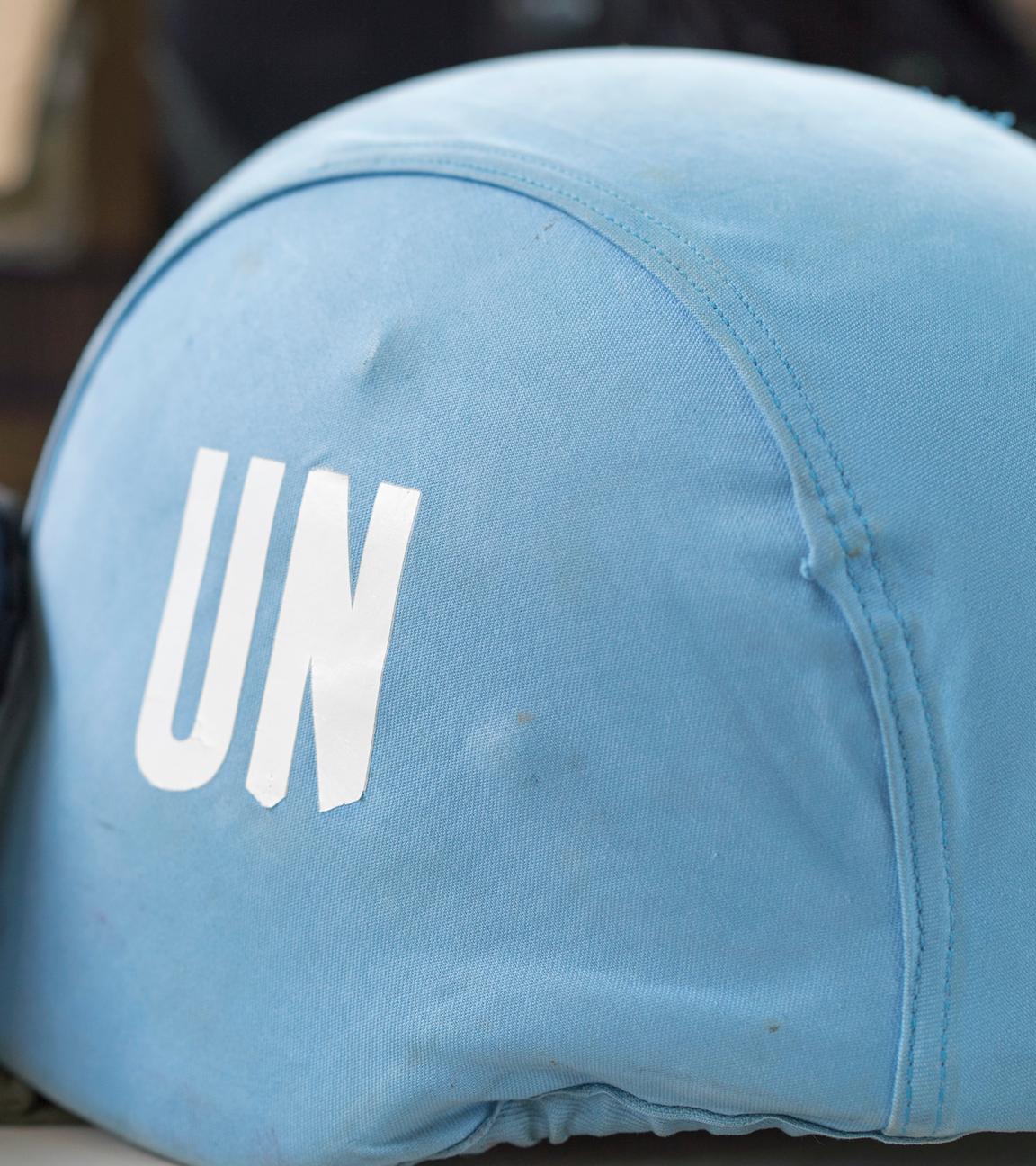 Blauer Helm mit dem Logo der Vereinten nationen für UN-Blauhelmeinsätze