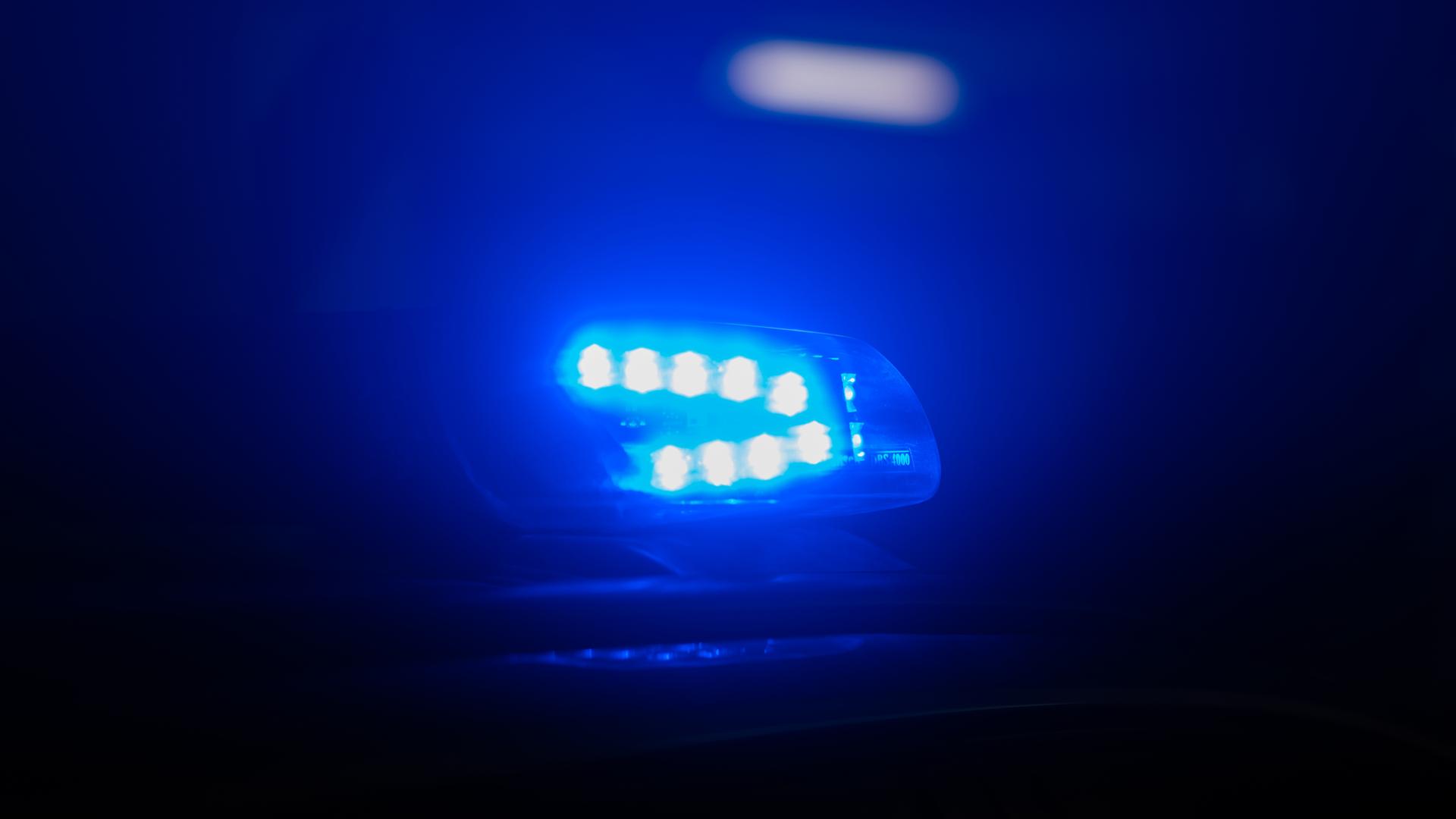 Blaulicht leuchtet auf dem Dach eines Polizeiautos - Symbolbild