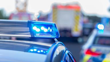 Blaulichtfahrzeug mit Krankenwagen im Hintergrund