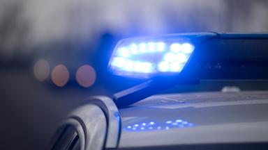 Ein Blaulicht blinkt an einem Einsatzfahrzeug der Bundespolizei.
