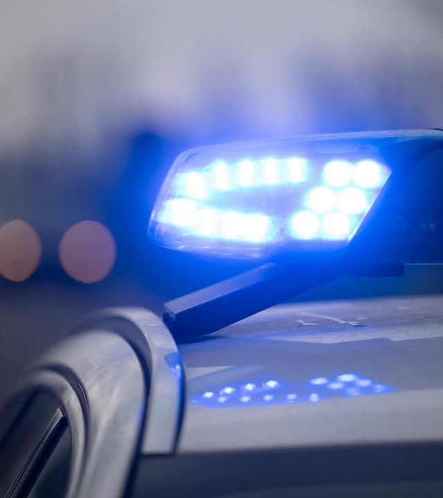 Ein Blaulicht blinkt an einem Einsatzfahrzeug der Bundespolizei.