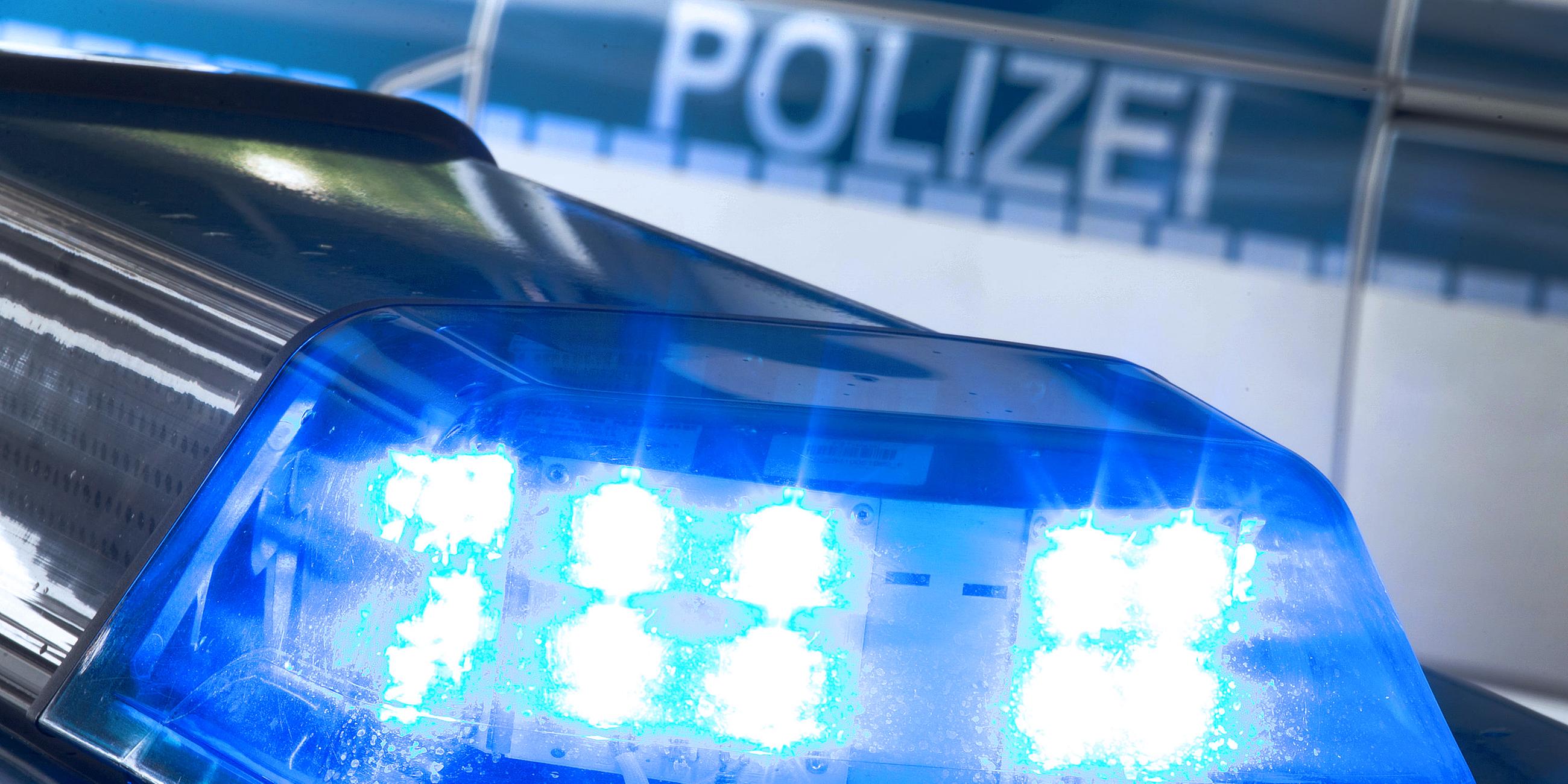 Archiv: Ein Blaulicht leuchtet am 27.07.2015 auf dem Dach eines Polizeiwagens