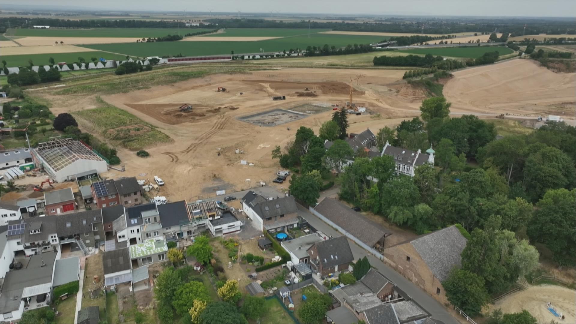 aufgeschütteter Krater in Erftstadt Blessem