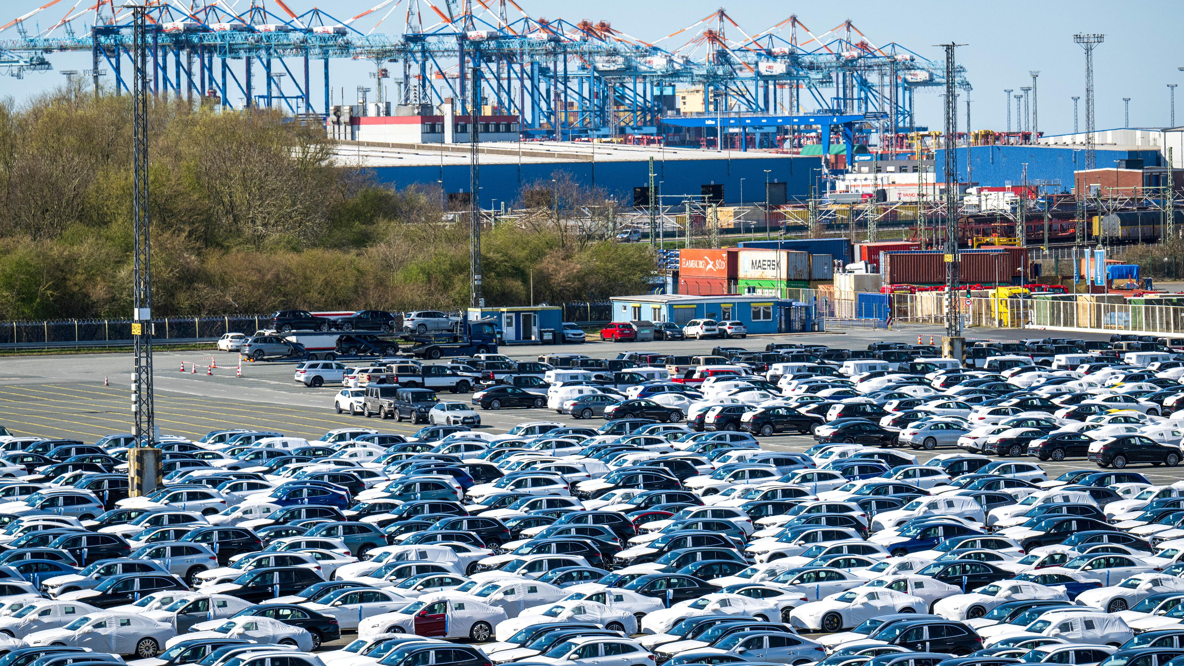 01.04.2025, Bremen, Bremerhaven: Autos stehen auf dem Gelände vom BLG Autoterminal Bremerhaven.